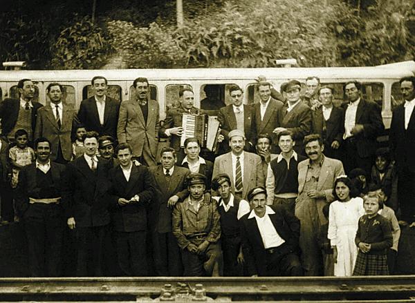 GroupinfrontofAutocarril